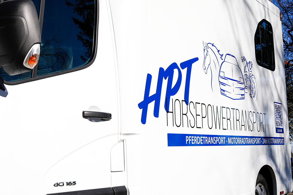Logo seitlich auf dem Pferdetransporter