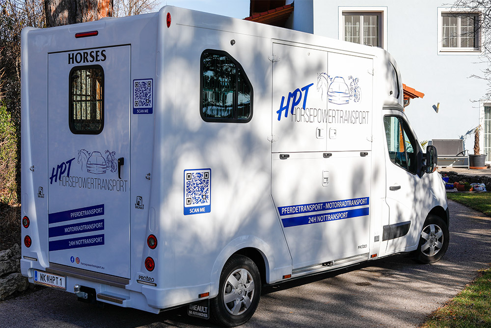 Beschriftete Horsebox mit Logo