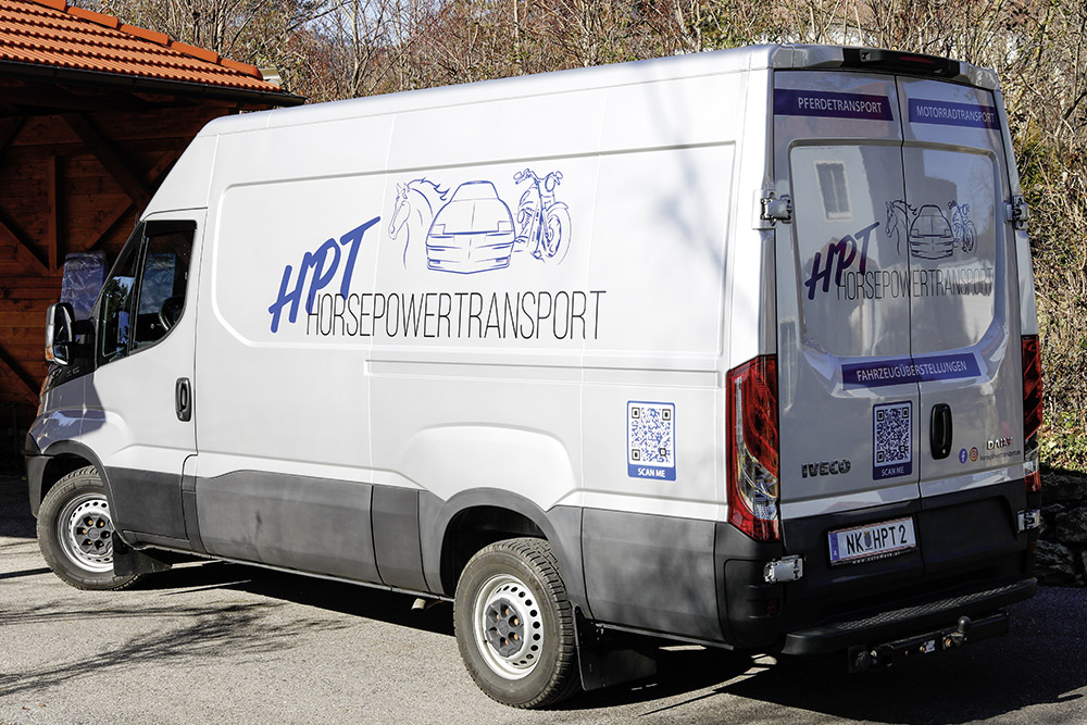 Beschriftetes Auto mit Horsepowertransport Logo