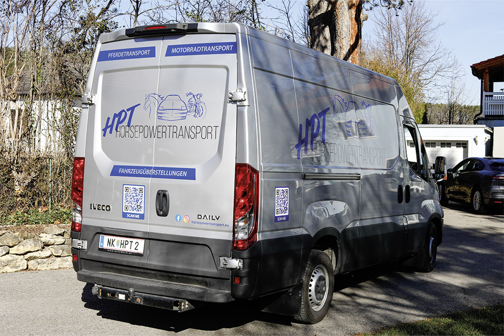 Iveco Daily mit Motorradklapprampe und Spannstangensystem