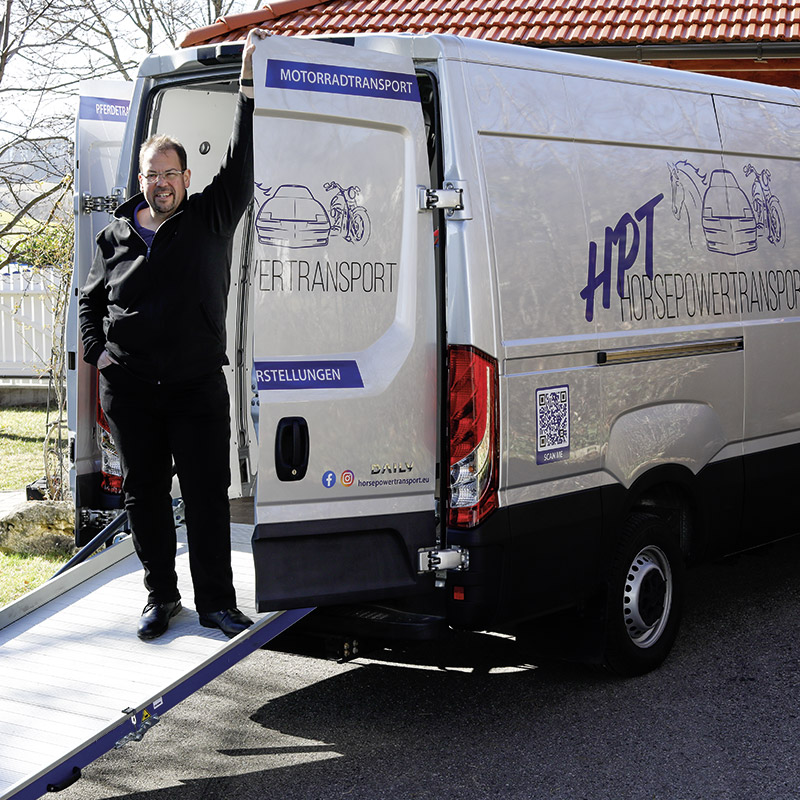 Stefan Blecha vor dem Transportauto