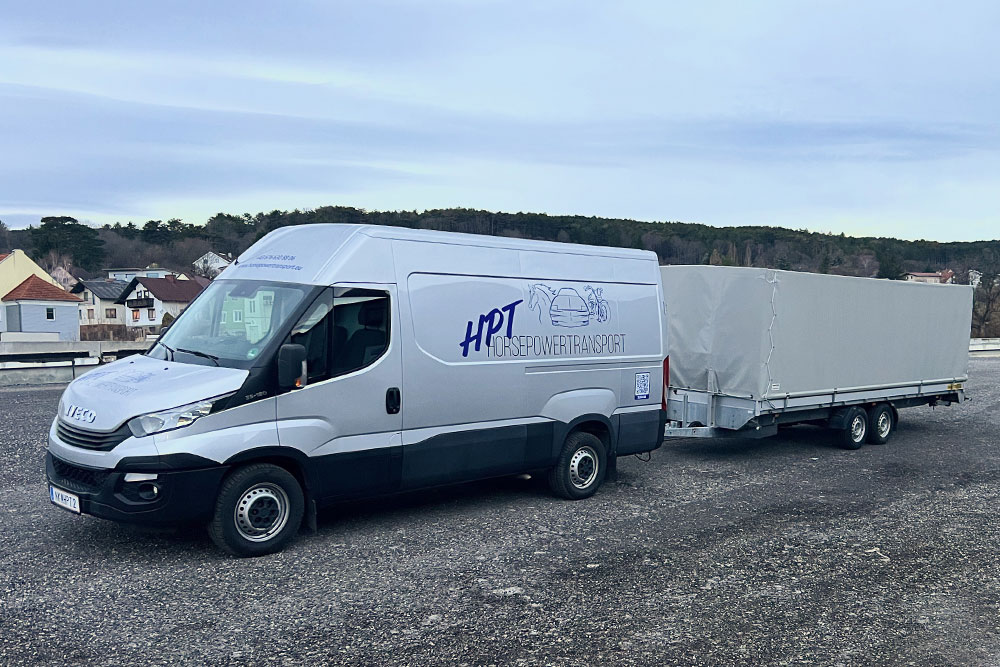 Horsepowertransport-Auto mit Planenanhänger