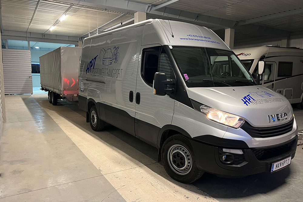 Transporter mit Planenanhänger